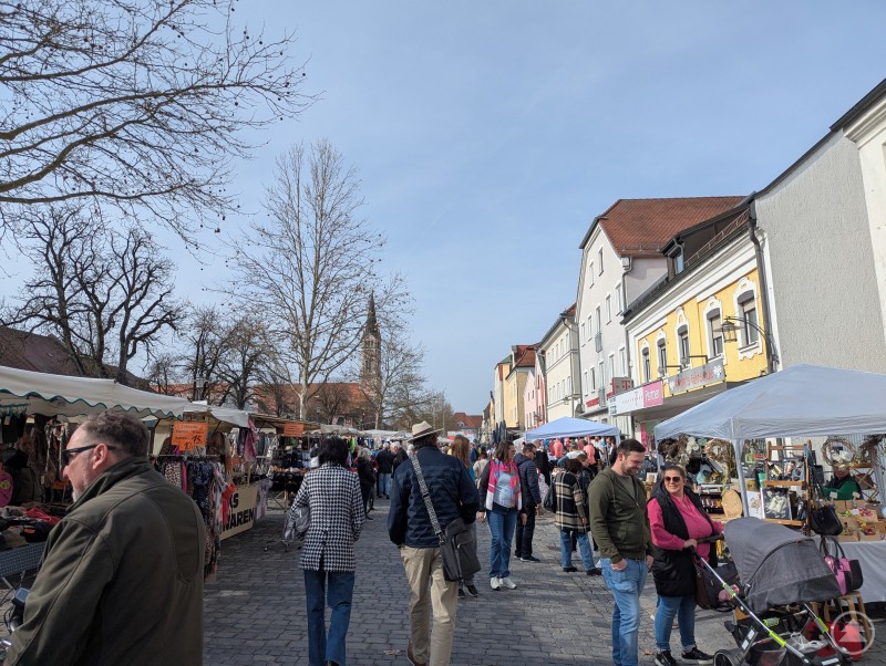 Besucher beim Fastenmarkt Plattling im M&auml;rz 2026
