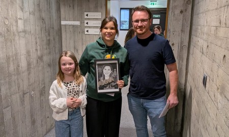 Portrait&uuml;bergabe an TV-Star Annika Preil begeistert in Niederbayern