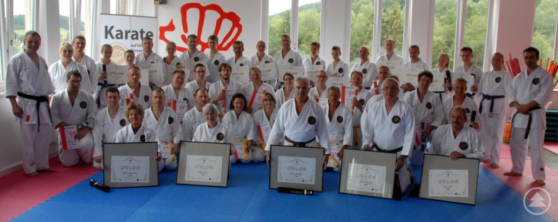 Die Gruppe der Prüflinge mit den Prüfern Paul Gruber, Ramona Gruber (stehend links) und Maximilian Gruber (stehend rechts)