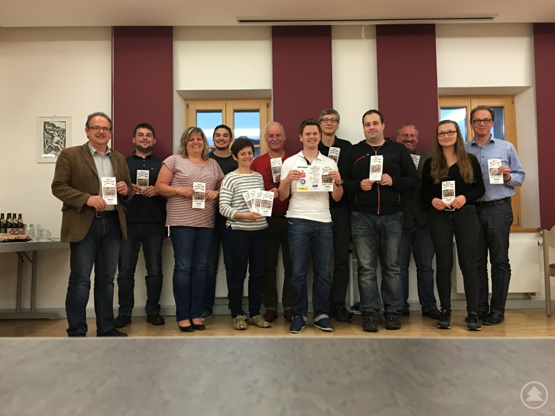 Den „Spielenacht-Flyer“ präsentieren die Jugendbeauftragten mit den Jugendnetzwerk-Beauftragten, den Bürgermeistern Christian Süß (links) und Martin Behringer (rechts).