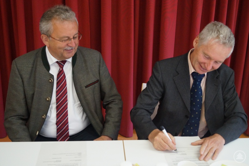 Landrat Josef Laumer (links) und Karl-Heinz Weiss (Geschäftsführer Dechant-Wiser-Stiftung) bei der Vertragsunterzeichnung.