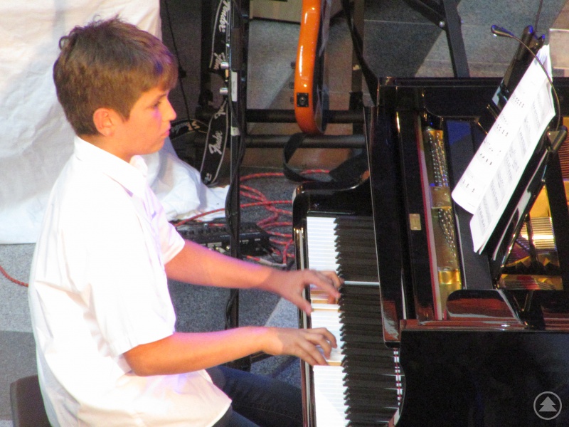 Volle Konzentration galt für Bastian Springer, der sich das erste Mal auf die Sommerkonzertbühne traute.