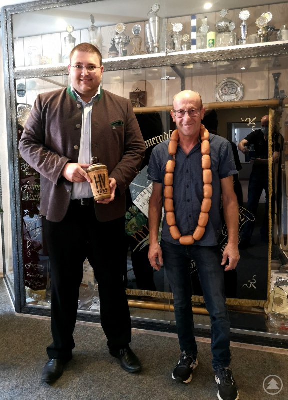 Überreichte dem Stopselkönig des Jahres 2020 einen Wurstkranz: 1. Vorsitzender Christoph Weishäupl (links) mit Stopselkönig Walter König (rechts).