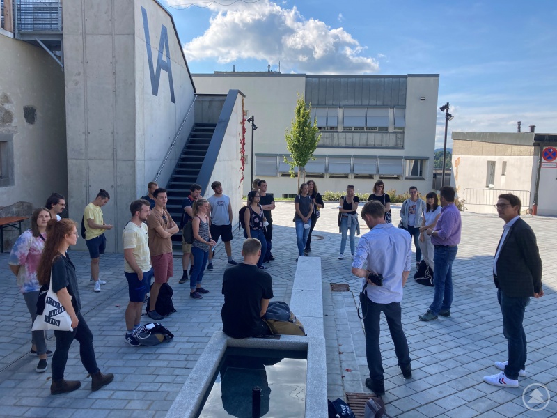 Leiter Roland Pongratz präsentiert den Studierenden die Räumlichkeiten der Volksmusikakademie und zeigt dabei auch die positiven Auswirkungen auf die lokale Wirtschaft auf.