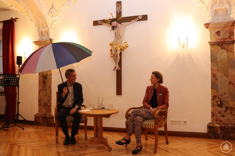 Einen Schutzschirm für Menschen in Not fordert die Diözesan-Caritasdirektorin Andrea Anderlik.