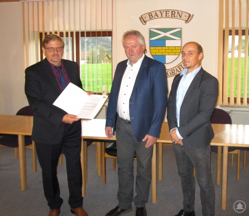 Bei der Übergabe der Einleitungsurkunde und des Zuwendungsbescheids (von links): Hans-Peter Schmucker, Leiter des ALE Niederbayern, Bürger-meister Anton Stettmer und Dr. Thomas Kerscher, Energieexperte und zu-ständiger Maßnahmenbetreuer am ALE Niederbayern.
