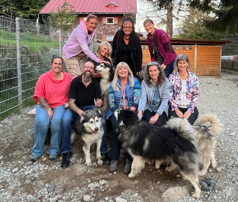 Kuscheln ist Pflicht! Auf dem Huskyhof Dreisessel von Kilyan Klotsch und seiner Lebensgefährtin Esther Maurer (li.) durften die wild&weiblich-Unternehmerinnen mit ihrer Vorsitzenden Roswitha Prasser (vorne Mitte) das soziale und anhängliche Wesen der Schlittenhunde kennenlernen und waren begeistert von der Ruhe, die diese Hunde ausstrahlen.