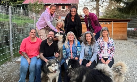 Überwältigt von verschmusten Schlittenhunden