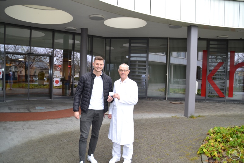 Überreichung einer Dauerkarte des TV Freyung an Dr. Johannes Gusinde (li.)