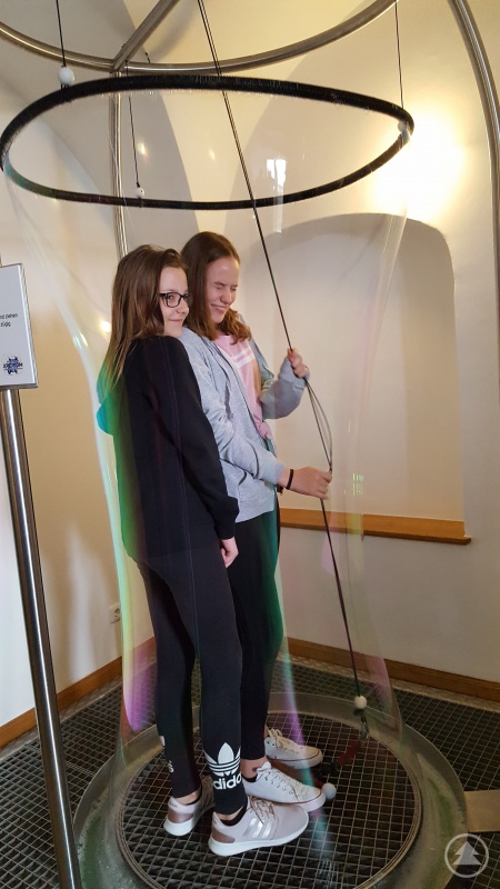 „Nur nicht bewegen!“, dachten sich wohl diese beiden Achtklässlerinnen, die es im XPERIUM St. Englmar wagten, sich in eine riesige Seifenblase hineinzustellen.