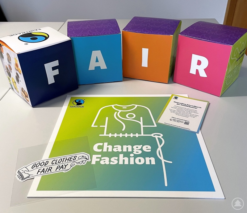 In der Textilindustrie gibt es neben ökologischen auch viele soziale Missstände. Es kommt zu Verletzungen grundlegender Arbeits- und Menschenrechte, beispielsweise wird Zwangs- oder Kinderarbeit eingesetzt. Mit der Fairtrade-Landkreis-Kampagne werden die Menschen im Landkreis dafür und für die Chancen des Fairen Handels zur Überwindung dieser ungerechten Arbeitsbedingungen sensibilisiert.