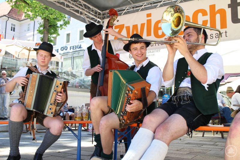 Aufknopft-Ziachmusi: Auch aus Österreich sind Musikanten in Regen zu Gast.