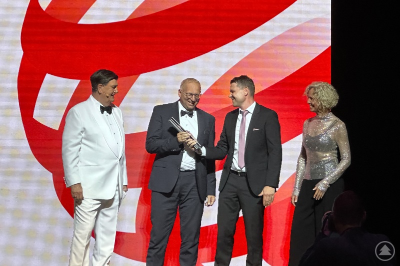 Manuel Pledl (li.) und Jürgen Greipl (r.) bei der Preisverleihung