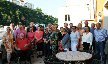 Oberbürgermeister Jürgen Dupper dankt langjährigen  Mitarbeiterinnen und Mitarbeitern