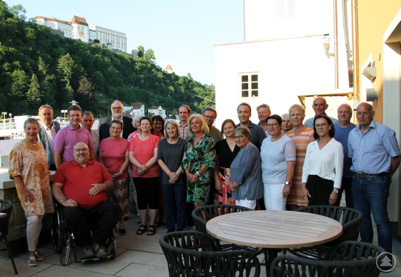 Oberbürgermeister Jürgen Dupper dankt langjährigen Mitarbeiterinnen und Mitarbeitern