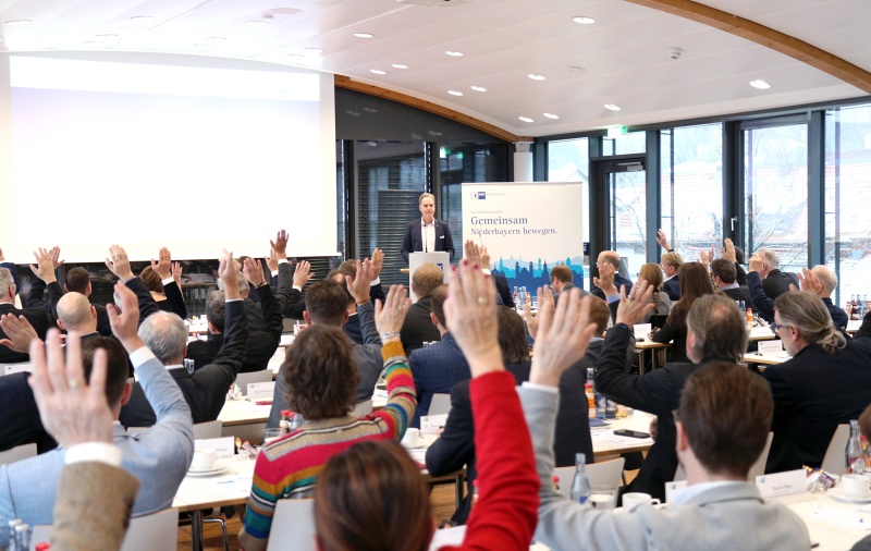 Einstimmig fiel auf der IHK-Vollversammlung das Votum für Thomas Leebmann aus. Er ist damit für fünf weitere Jahre als IHK-Präsident gewählt.