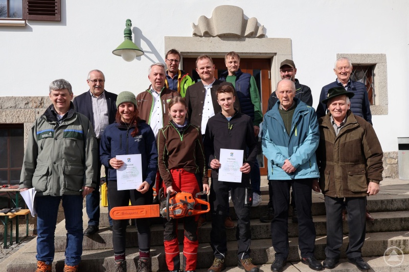Vorne (v.l.): Josef Kiefl (Bereich Forsten/AELF Passau), Zweitplatzierte Christina Urmann (Hauzenberg), Erstplatzierte Lorena Wimmer (Neukirchen vorm Wald), Drittplatzierter Florian Stadler (Tettenweis), Günther Kohl (Landwirtschaftlicher Bezirksverein Wegscheid), Horst Wipplinger (Landwirtschaftlicher Bezirksverein Passau) Hinten (v.l.): Helmut Ramesberger (Leiter AELF Passau), Thomas Lehner (Staatsgut Kringell), Günther Stemplinger (Berufsgenossenschaft SVLFG), Martin Aumüller (Berufsschule Passau), Martin Grünberger (WBV Passau), Martin Horn (WBV Passau), Josef Höppler (WBV Freyung-Grafenau)