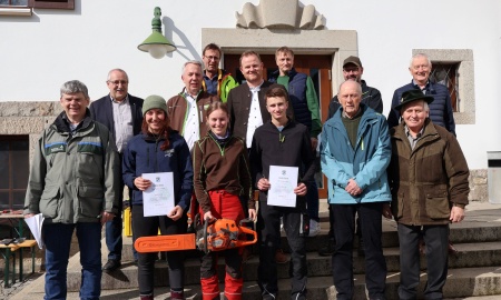Forstlicher Wettbewerb des AELF Passau Zwei Landwirtinnen ziehen an den Männern vorbei