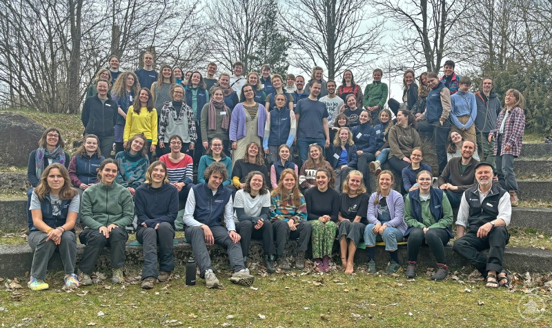 Zum Gruppenbild versammelten sich die Studierenden verschiedenster Fachrichtungen im Amphitheater des Wildniscamps am Falkenstein, wo sie eine Woche lang das Rüstzeug für ihr Praktikum vermittelt bekamen.