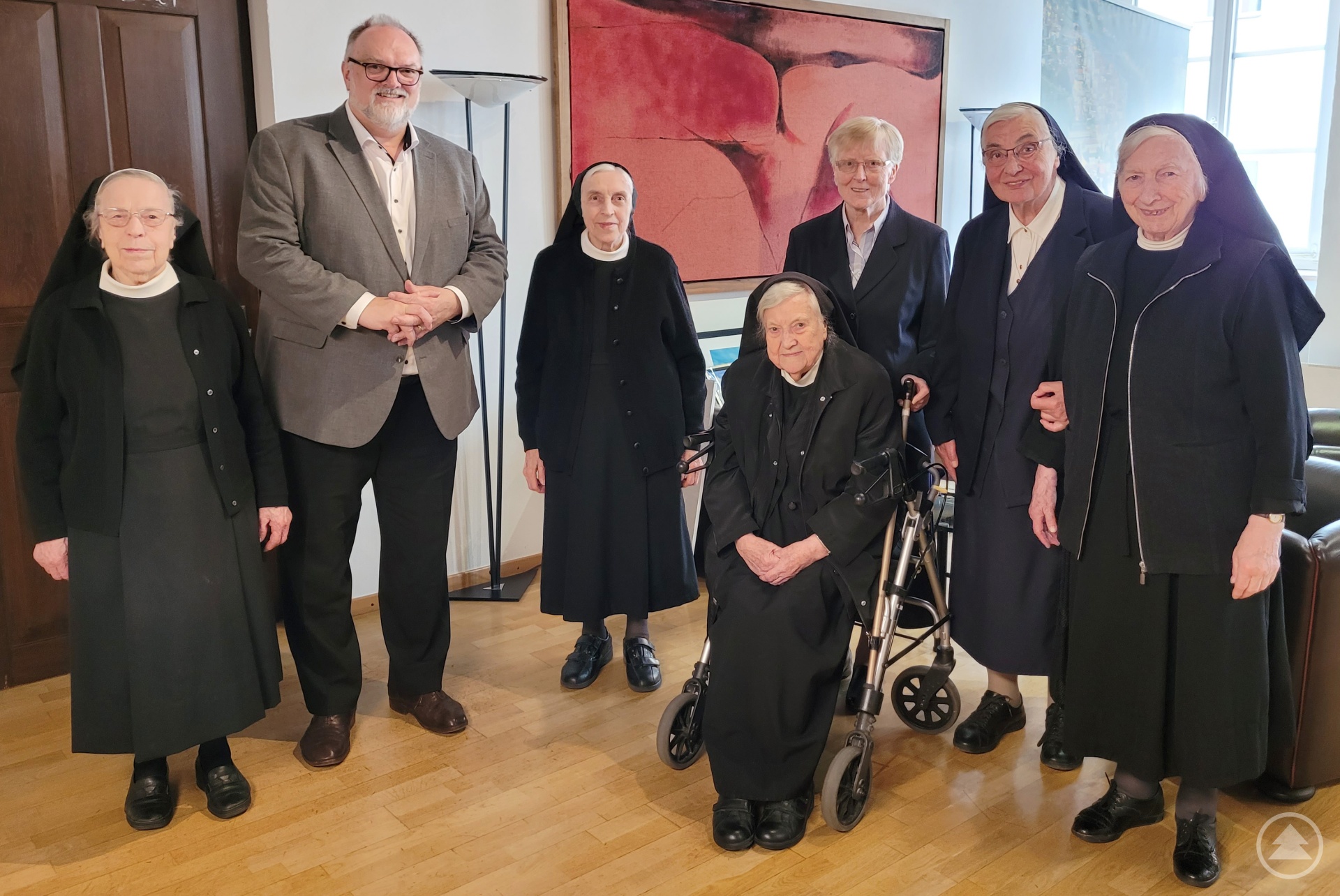 Über das Erinnerungsfoto mit Oberbürgermeister Jürgen Dupper freuen sich die  Schwestern Lidwina (von links), Margareta, Gisela, Oberin Helene, Marcella und  Fabiola, die zusammen auf 522 Lebensjahre zurückblicken können