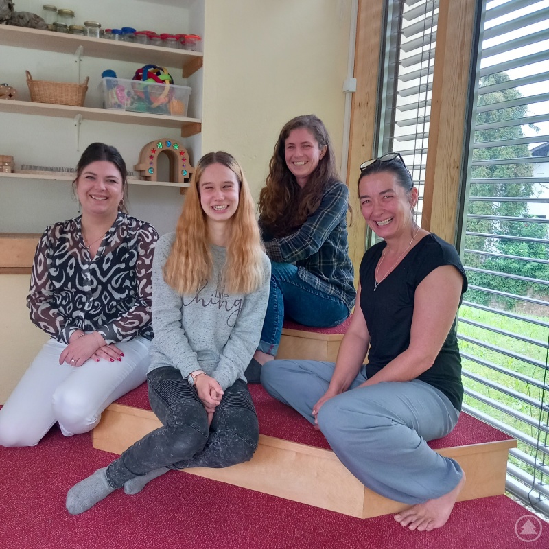 Ein Gewinn für alle: Luisa Sperling (vorne Mitte) macht den BFD bei Sabine Zwicklbauer (vorne rechts) im Kindergarten Bad Höhenstadt. Kita-Regionalleitung Julia Bauer (vorne links) und BFD-Koordinatorin Elisabeth Schachner hoffen auf viele weitere junge Menschen im Freiwilligendienst.