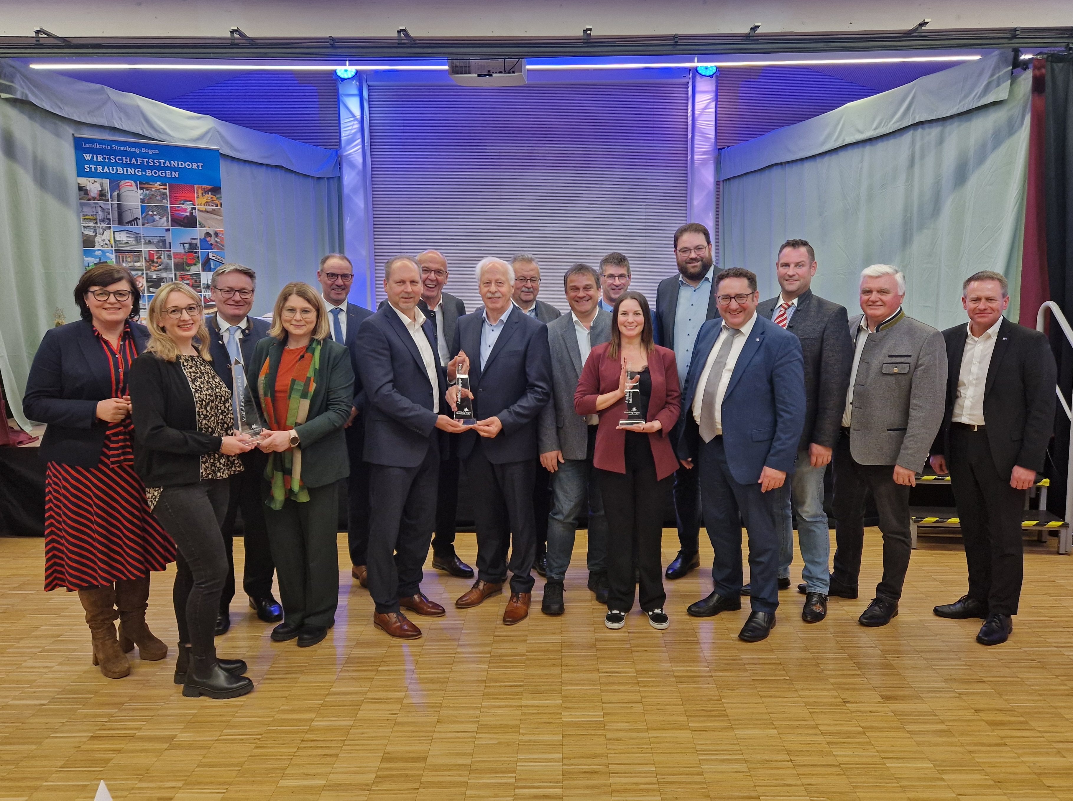 Die Gewinner des Ausbildungspreises in den drei Kategorien zusammen mit den Ehrengästen um Staatssekretär Tobias Gotthardt (4. von rechts).
