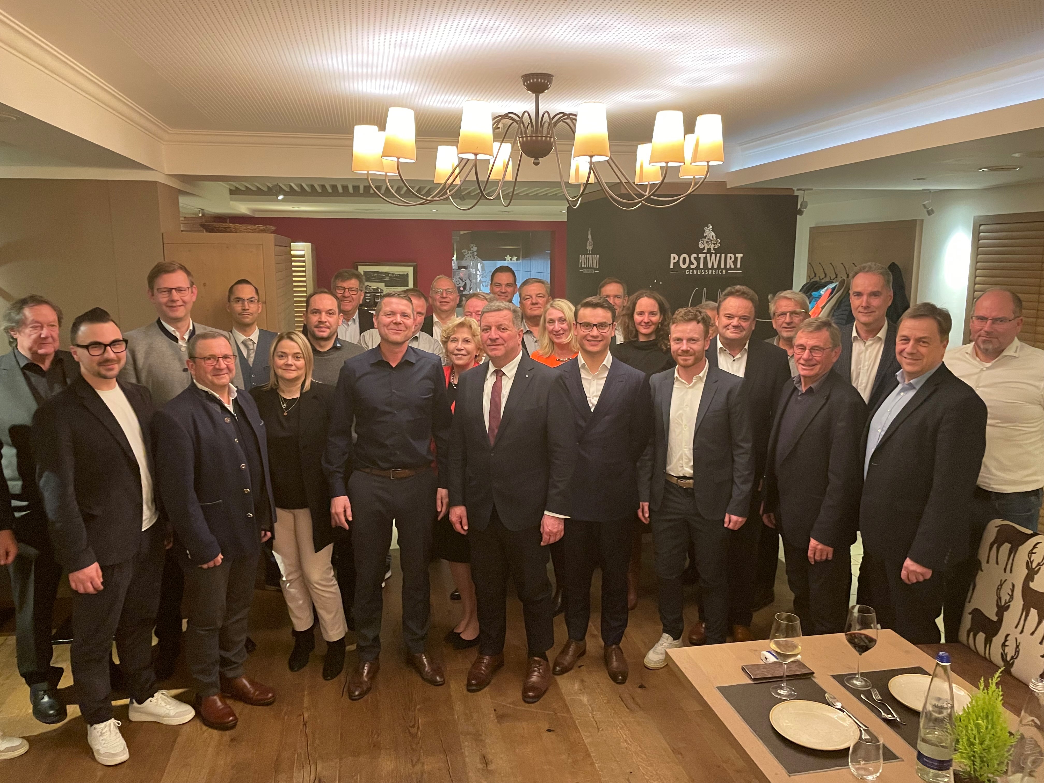 : Die Teilnehmerinnen und Teilnehmer am Grafenauer Wirtschaftsgipfel mit Organisator Jürgen Greipl (vorn, 4. von links) und Staatsminister Christian Bernreiter (vorn, 5. von links)