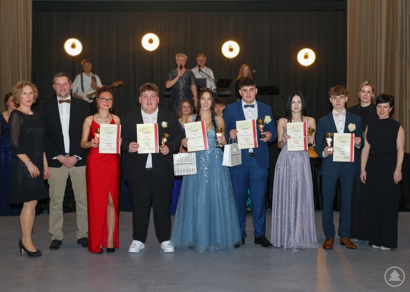 Siegerpaare mit den Klassleitungen der vier 10. Klassen Siegerehrung-7487_cn_13x18 (1).jpg