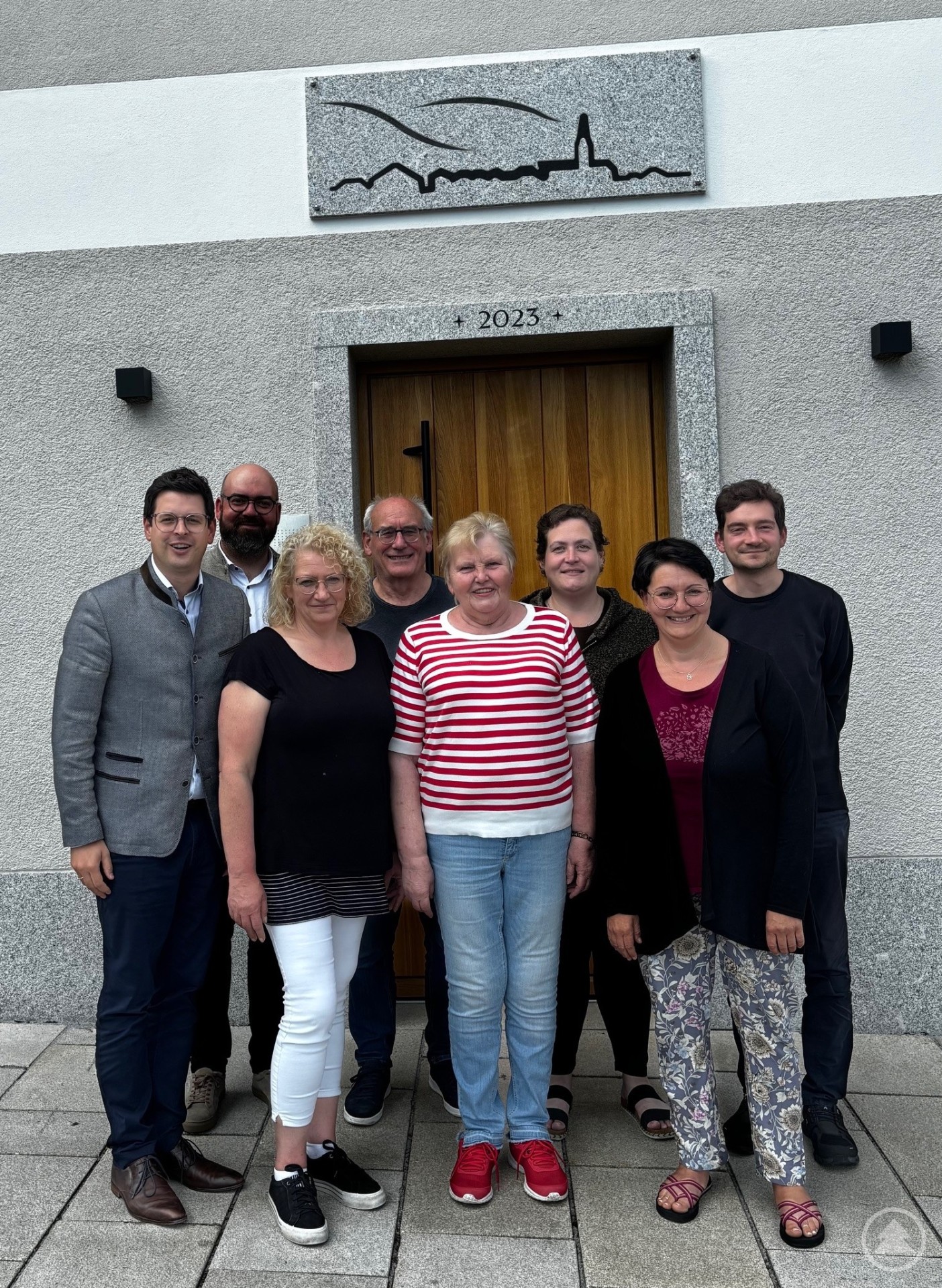 Gründungsmitglieder des Seniorenclubs Markt Schönberg n.e.V. vor dem Vereinsgebäude am Luitpoldplatz 3 in Schönberg. Eine Gruppe von acht Personen steht vor einem Gebäude mit der Aufschrift „2023“, das den neuen Seniorenclub Markt Schönberg n.e.V. beherbergt.