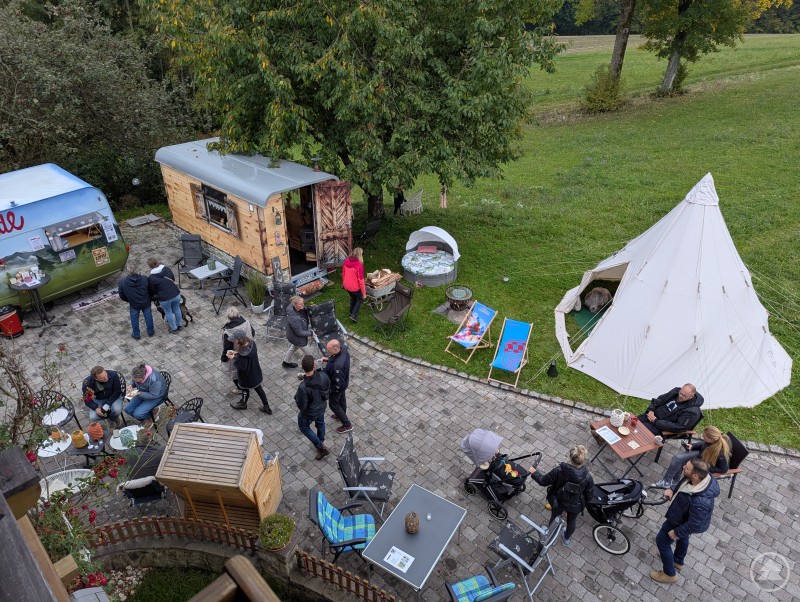 Blick auf die Gäste und das Hofcafé in Lehmberg