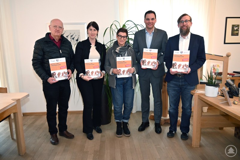v. l.: Alois Weber (Kreisbehindertenbeauftragter), Nicole Polleichtner (Kreisseniorenbeauftragte), Andrea Hohenwarter (Sachbearbeiterin Presse- und Öffentlichkeitsarbeit), Landrat Sebastian Gruber, Christian Fiebig (Sachgebietsleiter Landkreisangelegenheiten) Fünf Personen aus dem Landratsamt Freyung-Grafenau präsentieren gemeinsam die neue Notfall- und Vorsorgemappe.
