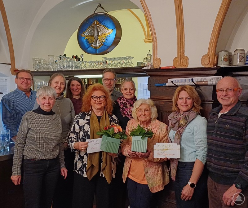 Blumen zum Abschied gab es für Hildegunde Brummer dritte von rechts Erika Träger zweite von links erhielt eine Würdigung als Ausschussvorsitzende Gruppenfoto von Mitgliedern eines Stiftungsausschusses bei einer Verabschiedung in einer Gaststube mit Blumen und Geschenken