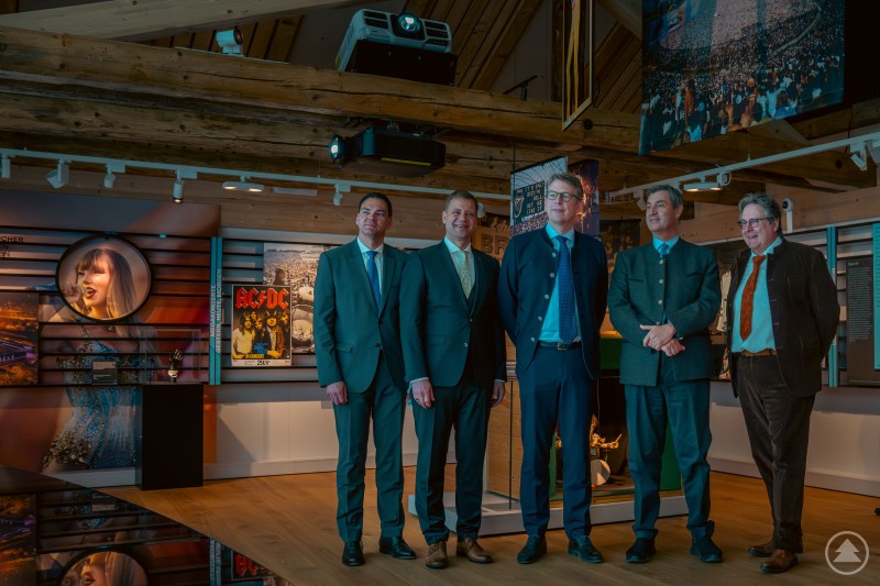 Nach der Eröffnung Musik In Bayern in der Ausstellung v.l.n.r. Sebastian Gruber Landrat von Freyung-Grafenau Dr. Olaf Heinrich Freyungs Bürgermeister Kunstminister Markus Blume Ministerpräsident Dr. Markus Söder MdL und Dr. Richard Loibl Direktor Haus der Bayerischen Geschichte Fünf Männer in Anzügen stehen in einem modern gestalteten Ausstellungsraum mit Holzarchitektur und beleuchteten Exponaten im Hintergrund.