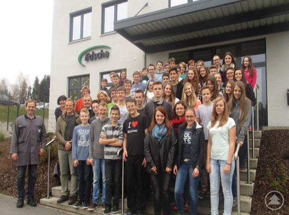Eva-Maria Kelch (2.v.links, Geschäftsführerin Operativ Agentur für Arbeit Passau) mit Schülerinnen und Schüler der Mittelschule Hauzenberg und der Volksschule Cesky Krumlov vor der Firma Edscha