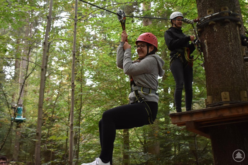 Sophia Biser und Marlene Renoth, zwei Teilnehmerinnen, bei einer Station im Kletterwald, die nicht ohne war.