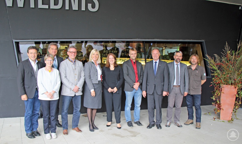 Freuten sich über den gemeinsamen Austausch zur Nationalparkidee: MdL Max Gibis (von links), Lindbergs Bürgermeisterin Gerti Menigat, Nationalparkleiter Franz Leibl, Bayerisch Eisensteins Bürgermeister Georg Bauer, Ministerin Ulrike Scharf, Generalkonsulin Jennifer D. Gavito, Jens Schlüter (Stadtrat in Zwiesel), Regens Vize-Landrat Willi Killinger, Roland Baier (Leiter des Nationalparks Berchtesgaden) und Pavel Hubený (Leiter des Nationalparks Šumava).