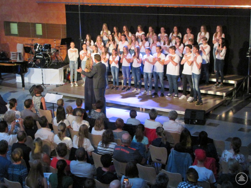 Jana Fuchs und Lukas Eider aus der Q11 wagten sogar ein Tänzchen zu Ben E. Kings „Stand by Me“.