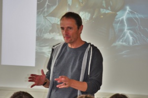 Der Jugendbuchautor Stefan Gemmel begeistert die Grafenauer Realschüler und Gymnasiasten