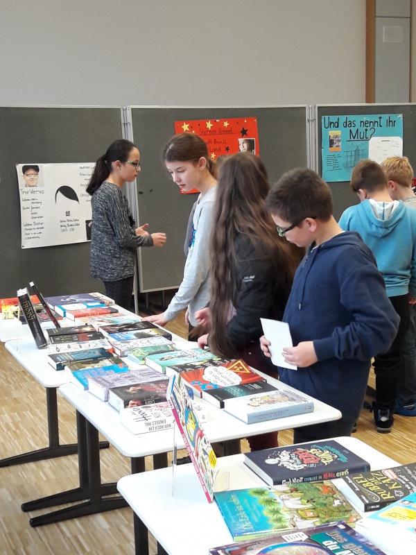 Intensiv studierten die Besucher der Buchausstellung das aktuelle Angebot an Kinder- und Jugendliteratur, das von Bücher Lang präsentiert wurde.