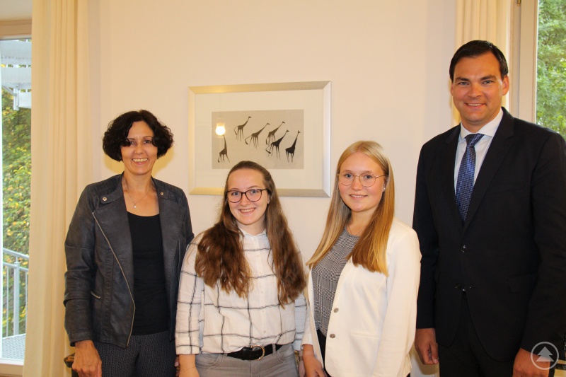 Landrat Sebastian Gruber (rechts) und Leiterin Hauptverwaltung Sibylle Müller (links) begrüßten die Auszubildenden (von links) Lena Eller und Anna-Lena Koller.