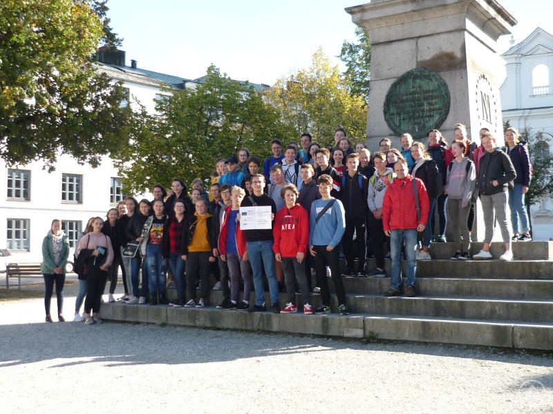 Freyunger und Prachaticer Gymnasiasten vor dem Passauer Dom