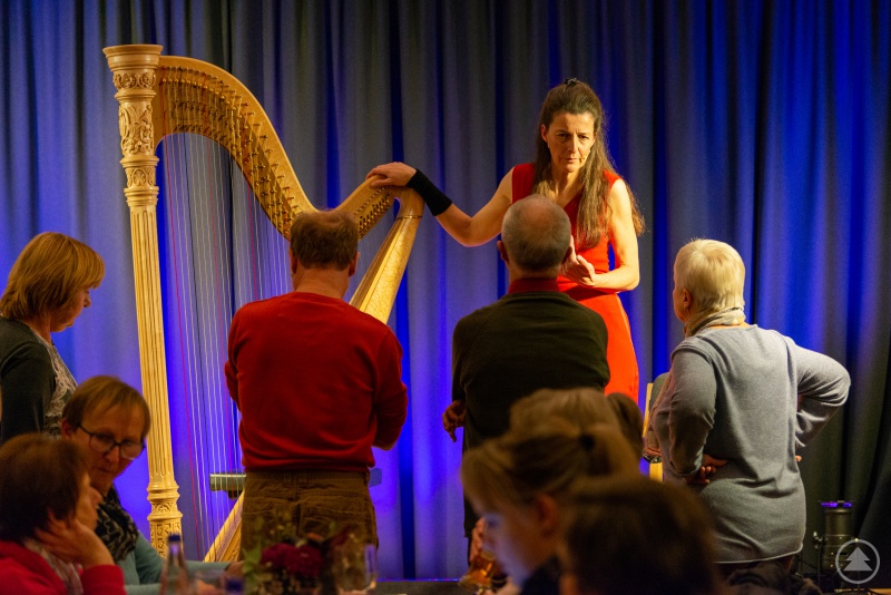 Silke Aichhorn bei einer kleinen Harfenkunde während der Pause.