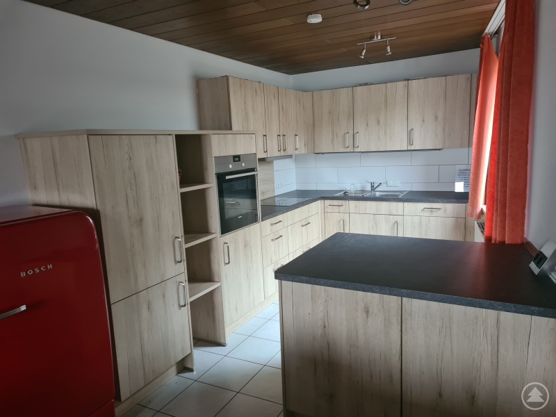 Noch fehlt noch ein bisschen Deko an den Wänden, aber alles sieht schon sehr heimelig aus. Die Möbel wurden größtenteils gespendet. 