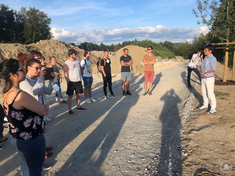 Baustellenrundgang auf dem Geyersberg in Freyung gemeinsam mit Freyung 2023- Geschäftsführerin Katrin Obermeier.