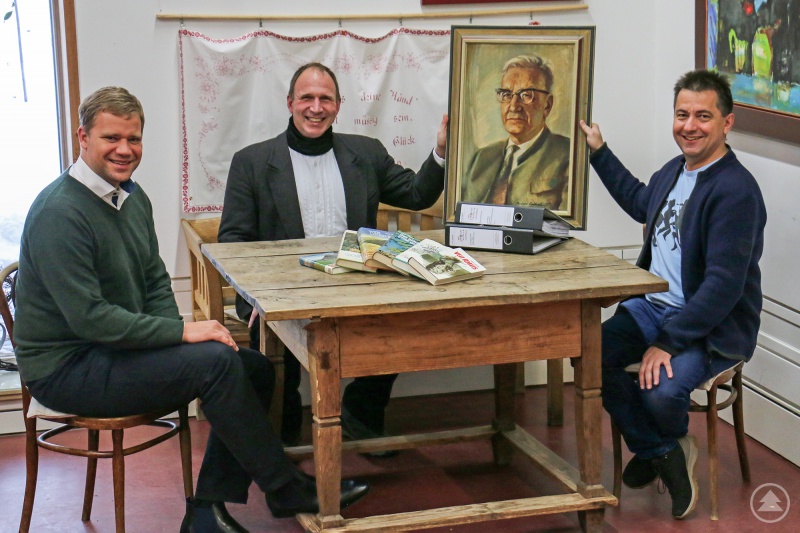 (v. l.): Bezirkstagspräsident Dr. Olaf Heinrich, Museumsleiter Timm Miersch und Kulturwissenschaftler Roland Pongratz