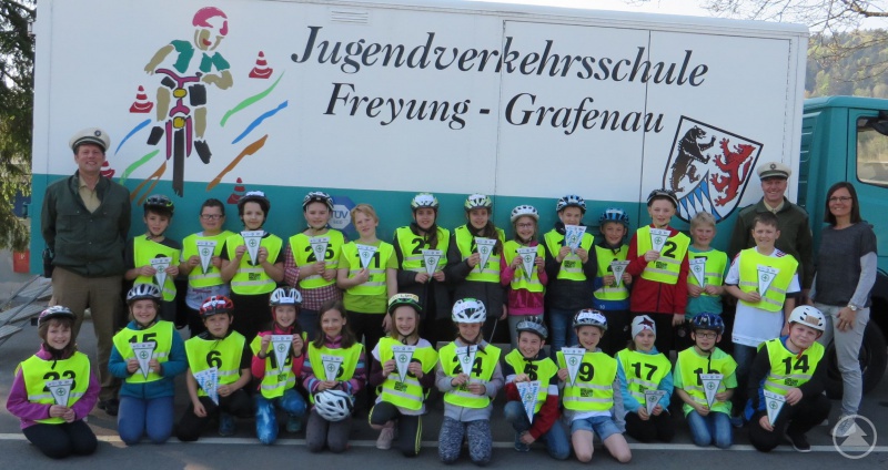 Die Klasse 4B der Grundschule Grainet mit PHK Königseder, PHK Knab und der Klassenlehrerin Elvira Hannig.