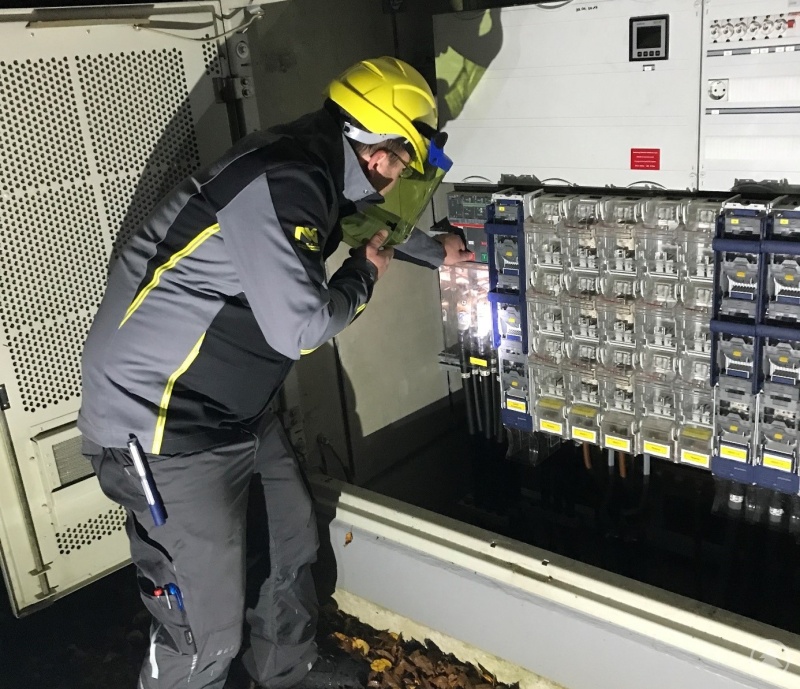 Daniel Neumeier von der Technischen Abteilung im KH Grafenau beim Abschalten der Stromversorgung.