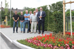 Verweilfläche statt Wertstoffinsel: Stadt verschönert Ortszentrum in Schalding rechts der Donau