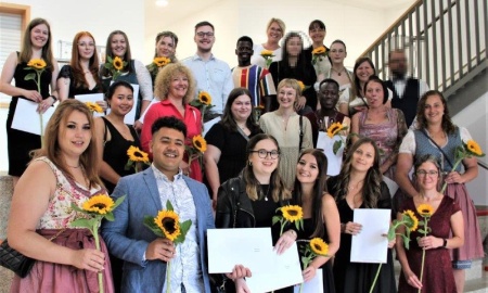 Der 1. Jahrgang der neuen Pflegeausbildung geht nun in das Berufsfeld