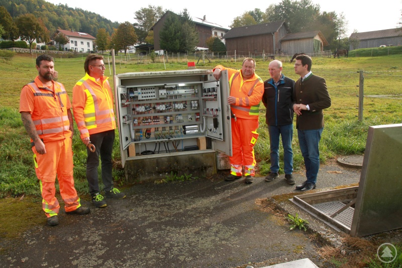Bürgermeister Martin Pichler (v.r.) und Gemeinderat Horst Jäger freuen sich, dass das Team für geklärtes Wasser mit Georg Braumandl, Jürgen Murr und Christian Hölzlwimmer technisch auf Zack sind und die Anlagen permanent zukunftsfähig halten.